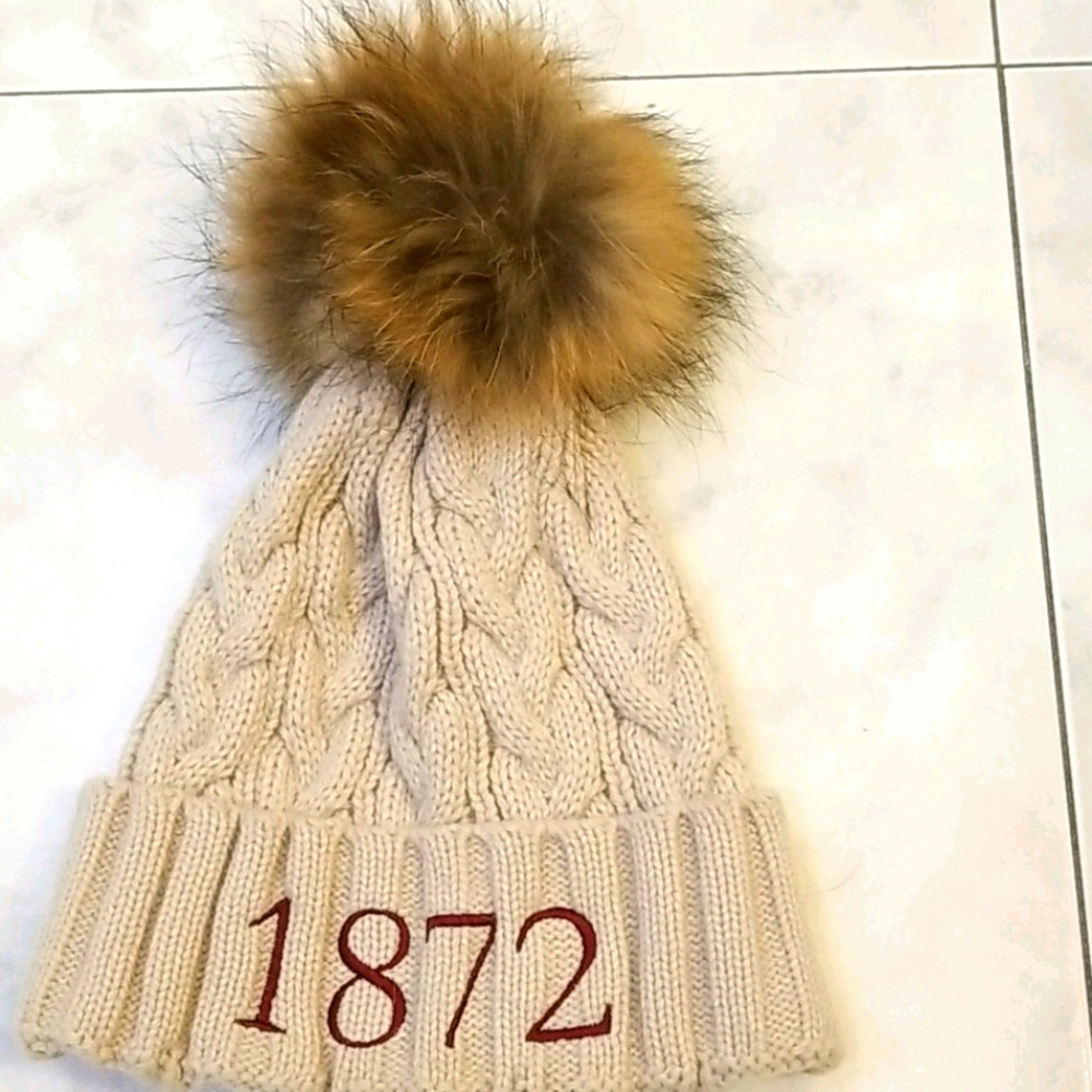 Woman's Hat - Picture 2 of 3